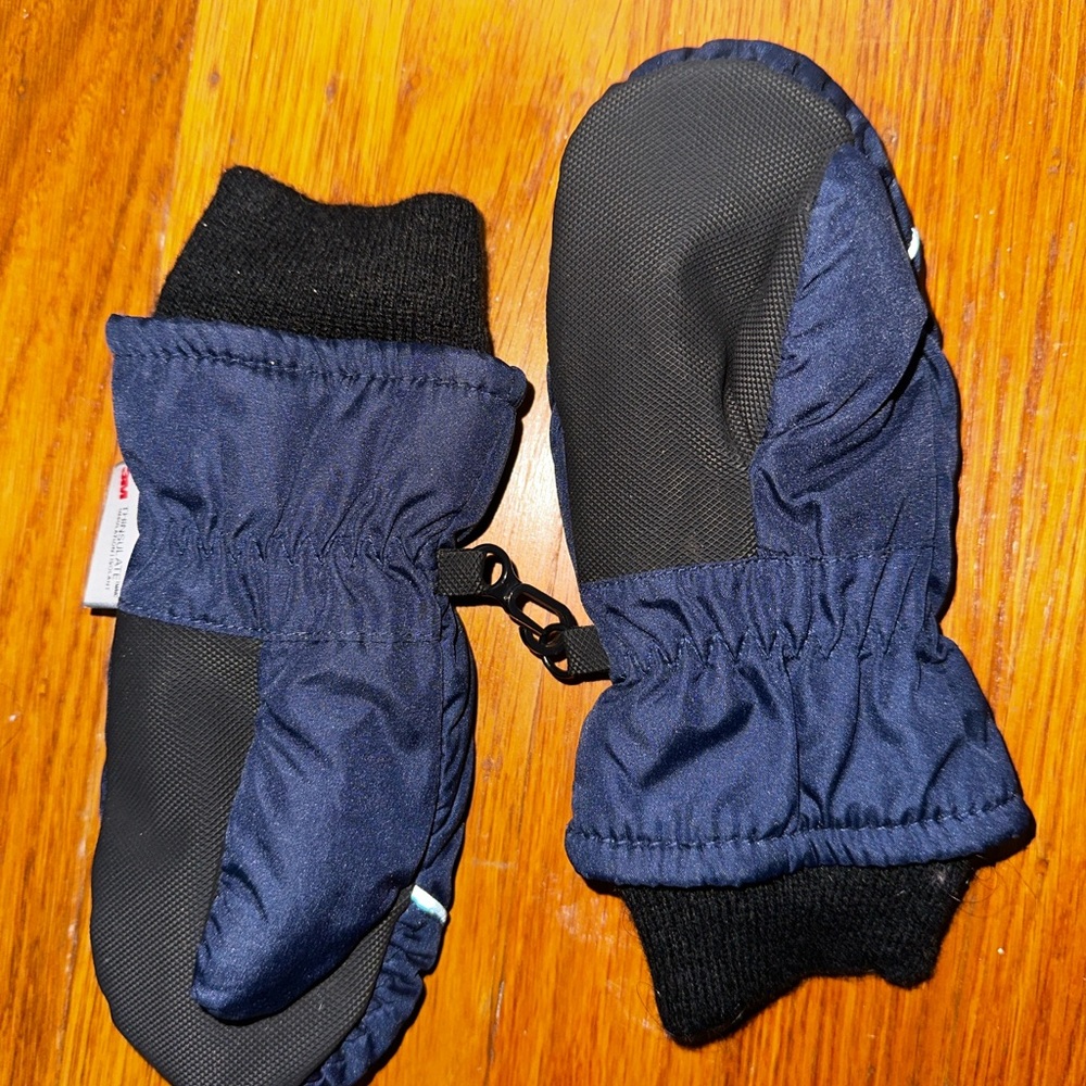 Mittens for the cold! 🥶 Never used.